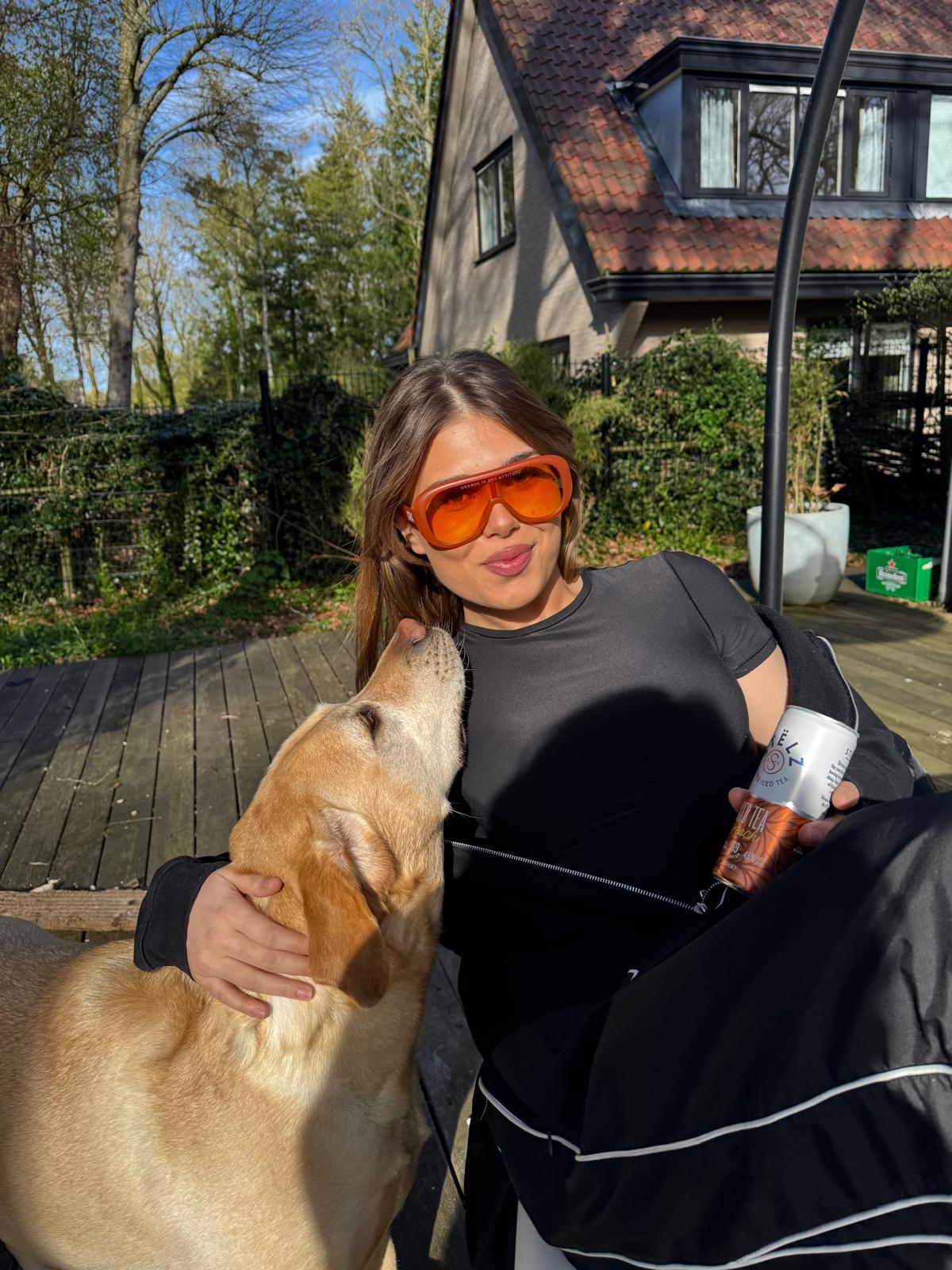 ORA zonnebril buiten met hond